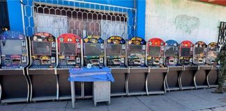 Operativo en Guaymas: aseguran 11 tragamonedas y presunto “cristal” durante cateo