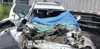 Mueren tres adultos y un bebé tras fuerte choque en carretera; impactan contra tráiler