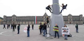 Activistas escalan asta del Zócalo en CDMX para exigir cancelación de megaplanta de amoniaco en Topolobampo