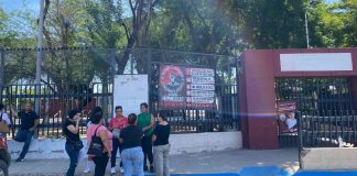 Cierran padres de familia Secundaria 6 para denunciar malas condiciones del plantel al norte de Hermosillo Cierran padres de familia Secundaria 6 para denunciar malas condiciones del plantel al norte de Hermosillo