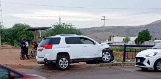 Camioneta impacta contra barandal de puente al norte de Hermosillo; ocupantes salen ilesos Camioneta impacta contra barandal de puente al norte de Hermosillo; ocupantes salen ilesos