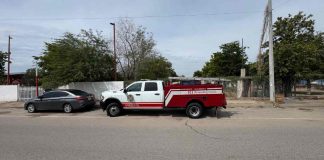 Cae poste de alumbrado en primaria al norte de Hermosillo, tras días suspendido por vientos Cae poste de alumbrado en primaria al norte de Hermosillo, tras días suspendido por vientos