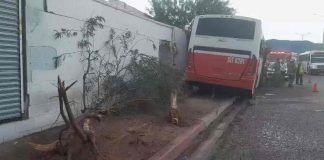Choque de camión urbano contra barda deja dos lesionados al norte de Hermosillo