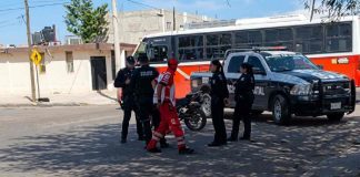 Choque contra automóvil deja a motociclista lesionado al norte de Hermosillo