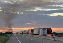 Tráiler queda reducido a cenizas tras incendiarse en la carretera Altar-Pitiquito