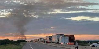 Tráiler queda reducido a cenizas tras incendiarse en la carretera Altar-Pitiquito