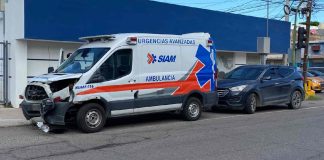 Choque entre ambulancia y camioneta deja daños materiales en Hermosillo