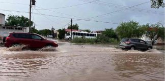 Lluvias dejan calles inundadas y vehículos varados en Empalme; autoridades piden evitar corrientes