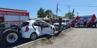 Aparatoso choque deja una mujer lesionada en Hermosillo; quedó atrapada en un vehículo