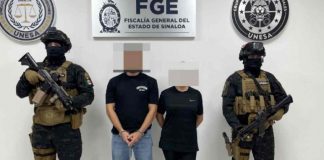 Padres de una alumna son detenidos tras amenazas y una corona fúnebre en escuela de Culiacán Padres de una alumna son detenidos tras amenazas y una corona fúnebre en escuela de Culiacán
