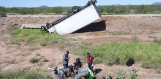 Volcadura de tráiler deja dos personas lesionadas en carretera Hermosillo-Guaymas