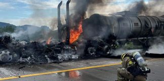 Bomberos controlan incendio de pipa de doble remolque en libramiento de Ciudad Obregón