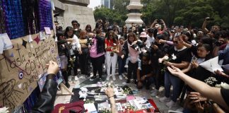 Con flores y mensajes, fans de Camilo Séptimo rinden homenaje a Jonathan Meléndez en CDMX