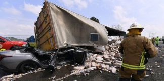 Tráiler cargado de cerveza vuelca y aplasta un auto en Jalisco; conductor pierde la vida Tráiler cargado de cerveza vuelca y aplasta un auto en Jalisco; conductor pierde la vida