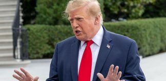 Celebra Trump detención de cinco sospechosos de planear ataque contra base militar en Reino Unido