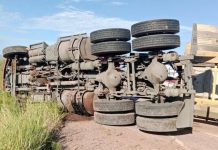 Problema mecánico provoca volcadura de tráiler en la carretera Agua Prieta-Cananea Problema mecánico provoca volcadura de tráiler en la carretera Agua Prieta-Cananea