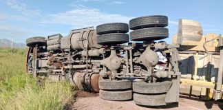 Problema mecánico provoca volcadura de tráiler en la carretera Agua Prieta-Cananea