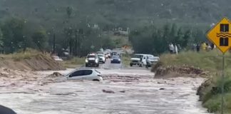 ¡Impresionante fuerza del agua! Corriente del río Sonora arrastra vehículo en el vado de Mazocahui (VIDEO)