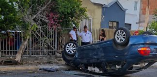 Aparatoso accidente deja vehículo volcado en plena calle al sur de Hermosillo Aparatoso accidente deja vehículo volcado en plena calle al sur de Hermosillo