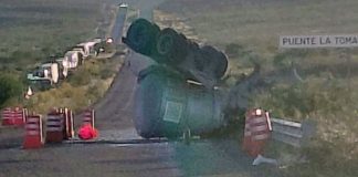 Cerrada carretera Cananea-Agua Prieta por volcamiento de pipa; estiman hasta 6 horas de cierre