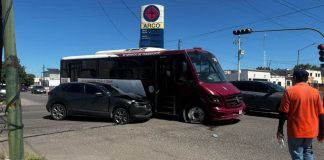 Choque entre vehículo y camión urbano deja cuatro pasajeros lesionados en Hermosillo