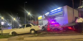 Vehículo choca contra una guarnición y termina sobre la banqueta en el Centro de Hermosillo Vehículo choca contra una guarnición y termina sobre la banqueta en el Centro de Hermosillo