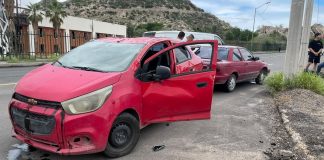 Dos choques dejan daños materiales en Hermosillo; uno de ellos terminó en volcadura