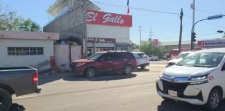 Choque entre una pick up y un sedán deja a una mujer lesionada en Hermosillo