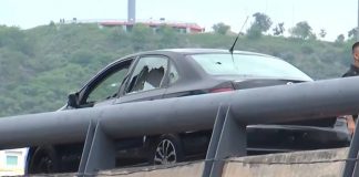 Asesinan a dos personas en puente vehicular de Monterrey; atacantes escapan