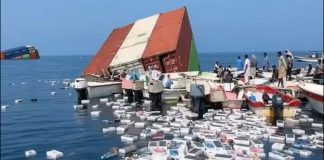 Pescadores rescatan cientos de iPhones del mar tras hundimiento de un barco en el estrecho de Ormuz