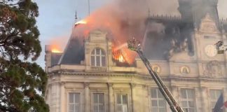Incendio destruye parte del histórico Ayuntamiento de Limoges durante disturbios en Francia