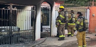 Vehículo se encienda dentro de vivienda al sur de Hermosillo Vehículo se encienda dentro de vivienda al sur de Hermosillo