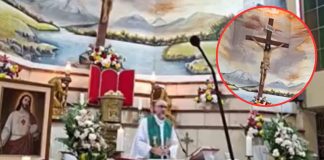 Sacerdote pierde la vida durante una misa en Ecuador tras caerle una cruz encima (VIDEO)
