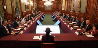 Sheinbaum se reúne con embajador Ronald Johnson tras polémica por academia policial Sheinbaum se reúne con embajador Ronald Johnson tras polémica por academia policial