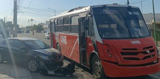 Choque entre vehículo y camión de transporte urbano deja daños materiales en colonia Balderrama en Hermosillo
