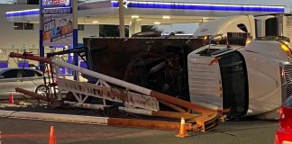 Choque termina en volcamiento de un vehículo de carga al sur de Hermosillo