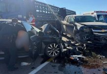 Aparatoso choque deja dos personas lesionadas en carretera de Caborca