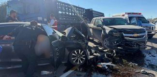 Aparatoso choque deja dos personas lesionadas en carretera de Caborca
