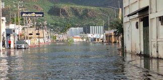 Sube marea e inunda zonas bajas de Guaymas; autoridades cierran vialidades