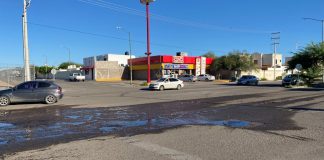Fugas de aguas negras afectan a vecinos de Villa Bonita; automovilistas esquivan daños en las calles