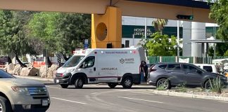 Automovilista choca con ambulancia tras no respetar semáforo del puente de la Unison en Hermosillo  