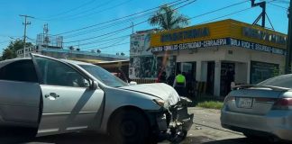 Choque entre dos vehículos deja una persona lesionada en colonia Balderrama en Hermosillo